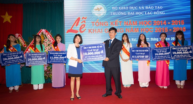 Doanh nghiệp trao học bổng