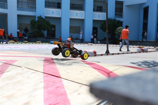 Sinh viên Ngành Ô - tô tự chế "siêu xe" đua trong Trường
