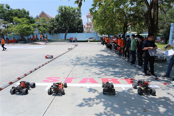 Sinh viên Ngành Ô - tô tự chế "siêu xe" đua trong Trường