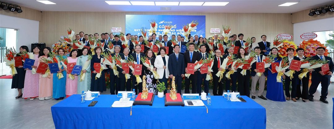 Tập thể cán bộ, giảng viên Nhà trường tham dự Lễ công bố - thể hiện sự đồng lòng và thống nhất cao