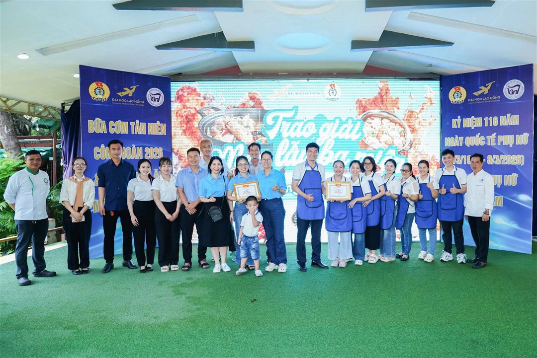 LHU tổ chức chuỗi hoạt động ý nghĩa chào mừng Ngày Quốc tế Phụ nữ 8/3, gắn kết Nhà giáo – Người lao động  Ngày 08/3/2026, Trường Đại học Lạc Hồng (LHU) đã tổ chức chuỗi hoạt động chào mừng 116 năm Ngày Quốc tế Phụ nữ (08/3/1910 – 08/3/2026) và chương trình “Bữa Cơm Tân niên Công đoàn” năm 2026 tại Hội quán Trấn Biên, dành cho đội ngũ Nhà giáo, Người lao động trong toàn trường. Chương trình được tổ chức nhằm tạo không gian giao lưu, gắn kết giữa các đơn vị trong toàn trường, đồng thời góp phần lan tỏa tinh thần đoàn kết, sẻ chia và xây dựng môi trường làm việc tích cực trong đại gia đình LHU. Hình 1 Điểm nhấn của chương trình là hội thi nấu ăn với chủ đề “Món lẩu ba miền”, thu hút sự tham gia của các công đoàn bộ phận trong toàn trường. Tại hội thi, các đội đã cùng nhau thể hiện sự khéo léo và sáng tạo trong chế biến những món lẩu đặc trưng của ẩm thực ba miền Bắc – Trung – Nam. Không chỉ chú trọng hương vị, các đội còn đầu tư công phu trong cách trình bày và thuyết trình ý tưởng món ăn, mang đến nhiều sắc màu ẩm thực phong phú và hấp dẫn. Không khí hội thi diễn ra sôi nổi với sự cổ vũ nhiệt tình của các cổ động viên, tạo nên một sân chơi giao lưu vui tươi, góp phần tăng cường sự gắn kết giữa các đơn vị trong nhà trường. Hình 2 Trong khuôn khổ chương trình, Ban tổ chức cũng đã trao giải cuộc thi ảnh “Duyên dáng áo dài LHU 2026”, nhằm tôn vinh vẻ đẹp duyên dáng, thanh lịch của nữ cán bộ, giảng viên và người lao động trong tà áo dài truyền thống. Những bức ảnh dự thi không chỉ ghi lại những khoảnh khắc đẹp của đội ngũ nữ Nhà giáo – Người lao động LHU mà còn lan tỏa hình ảnh người phụ nữ hiện đại, tự tin, năng động và đầy nhiệt huyết trong công việc. Cuộc thi đã nhận được sự hưởng ứng tích cực từ các đơn vị trong trường, góp phần lan tỏa giá trị văn hóa truyền thống và tôn vinh vẻ đẹp của người phụ nữ Việt Nam. Hình 3 Sau các hoạt động thi và trao giải, toàn thể Nhà giáo và Người lao động đã cùng tham gia chương trình “Bữa cơm Tân niên Công đoàn” trong không khí thân tình, ấm áp. Đây là dịp để các thành viên trong đại gia đình LHU cùng gặp gỡ, giao lưu, chia sẻ niềm vui đầu năm; qua đó tăng cường tinh thần đoàn kết, xây dựng môi trường làm việc tích cực và gắn bó trong toàn trường.  Chuỗi hoạt động chào mừng Ngày Quốc tế Phụ nữ 8/3 không chỉ thể hiện sự quan tâm của nhà trường đối với đội ngũ nữ Nhà giáo và Người lao động mà còn góp phần lan tỏa những giá trị tốt đẹp, xây dựng văn hóa đoàn kết và nhân văn trong cộng đồng LHU.