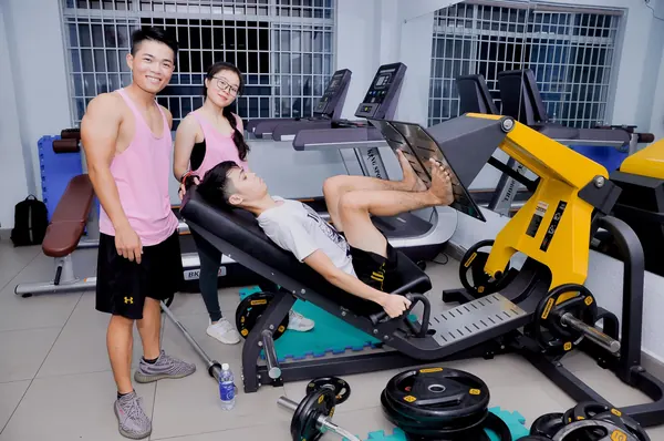 Sinh viên tập luyện tại phòng Gym của trường